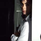 Giorgio ha i tratti somatici molto simili a Michael Jackson. Per renderlo un sosia gli basta truccarsi un po�, ma in modo molto leggero: matita, fard, fondotinta ed eyeliner